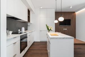 Stylish & Comfy Garbary Apartments with Parking by Renters