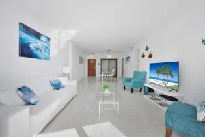 Beachfront Oasis: Ocean Views & Luxe Amenities - Hollywood Beach