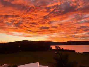 Serene Waterfront GuestHouse- Views & Vibes