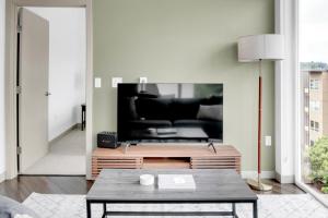 Ballard 1BR w WD BBQ Gym nr Waterfront SEA-394