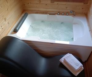 La Dehesilla de Toledo Escapada Romántica Jacuzzi Sillón Tántrico
