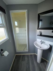 Sealands 29 - Ingoldmells, pet friendly, bed linen & close to fantasy island - Meadow Lakes Caravan & Lodge Hire