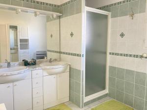 Villa LES LAURIERS avec terrasse et jardin proche plage