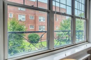 Evanston 2br w courtyard nr Northwestern beach CHI-956
