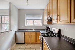 Evanston 2br w courtyard nr Northwestern beach CHI-956