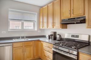 Evanston 2br w courtyard nr Northwestern beach CHI-956