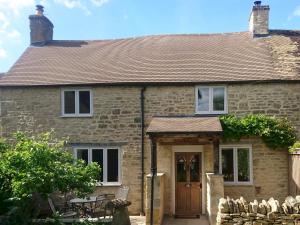 Pass the Keys The Pippins a Cotswold cottage and garden parking