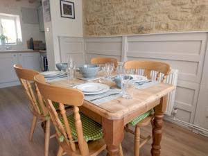 The Pippins a Cotswold cottage and garden parking - Pass the Keys