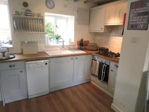 The Pippins a Cotswold cottage and garden parking - Pass the Keys