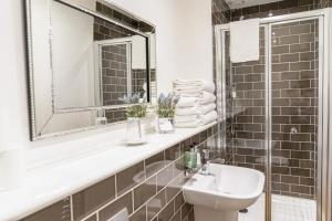 Luxury Two-Bedroom Apartment room in Edinburgh Castle Apartments