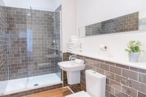 Two-Bedroom Apartment room in Edinburgh Castle Apartments