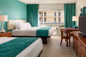 Double Room with Two Double Beds and Pool View - Mobility Access/Non-Smoking room in Howard Johnson by Wyndham Ocean City Oceanfront