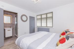 Flat 3, 161 Crescent Road - Luxury Apartment