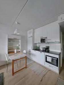 Kotimaailma - Avara ja valoisa studio Vantaalla