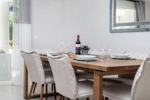 Amazing 4 bed beachfront Dominion Beach RDR358