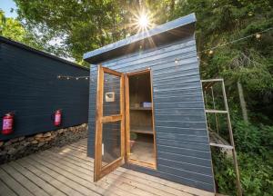 CozyTiny house at lake with sauna