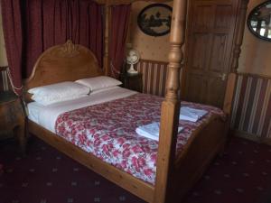 Double Room with Four Poster Bed room in Oakley Hotel