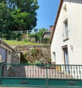 Chez Pauline, Gavray. House with secure parking, Wi-Fi & garage. - Le Mesnil-Amand