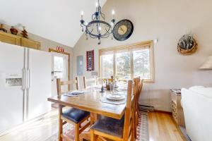 Mountain-View 3BR with Fireplace, Games, and Grill