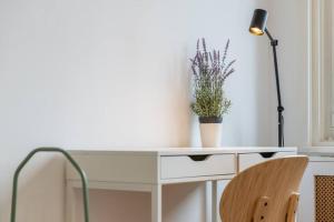 Midtown Gleaming Apartment