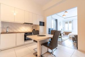 Midtown Gleaming Apartment