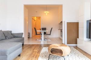 Midtown Gleaming Apartment