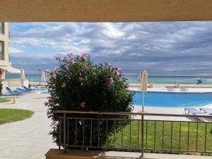 Апартамент Б003 в Обзор Бийч Резорт- море пред прозореца, плаж пред вратата !!!