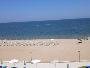 Апартамент Б306 в Обзор Бийч Резорт на първа линия с перфектен изглед към плажа!