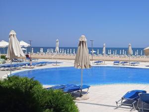 Апартамент Б306 в Обзор Бийч Резорт на първа линия с перфектен изглед към плажа!