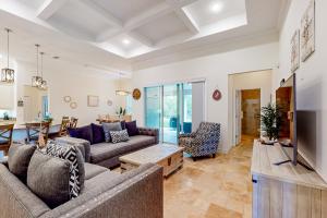 Dog-friendly home with Tesla EV charger, yard, patio, grill, AC, & WD