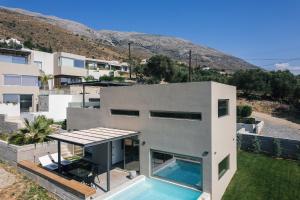 New Modern Villa Domus Rodia with private pool & BBQ, 4km from nearest beach