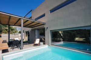 New Modern Villa Domus Rodia with private pool & BBQ, 4km from nearest beach