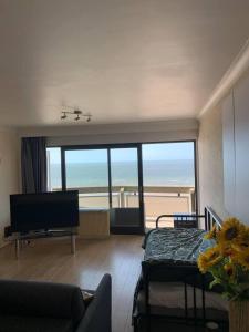 Stunning 1-Bed Apartment in Oostende beach-view