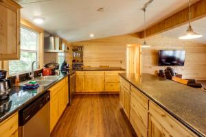 Brookings Home with Deck, half Mi to Harris Beach!