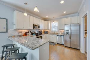 Townhome w 2 Decks: Walk to Ocean!