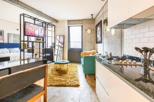 A Hip Modern Gem in El Centro!