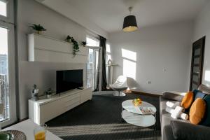 Plac Konstytucji 6 Orange - Apartament dla 4 osób - Bezpłatny parking - Free parkingw pełni wyposażona kuchnia - Wifi - TV - balkon francuski - piękny widok na panoramę Warszawy