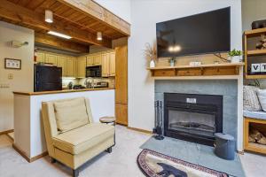 Comfortable Highridge C7 One Bedroom Plus Loft with Fireplace and Hot Tub Access