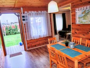 Cozy holiday home 600m from the lake in Kolczewo