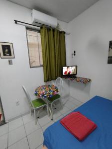 Seu Apto na Praia da Costa 6 com 1 Cama Casal e Opcional Pequena Cama Solteiro Simples e Barato Excelente Local Ar Cond TV Microondas Internet Rápida Todo seu no Centro Consulte