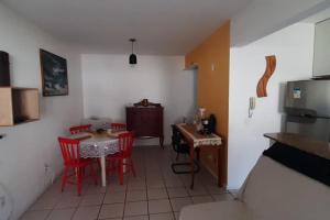 ap 2 quartos,estacionamento coberto, próx a praia