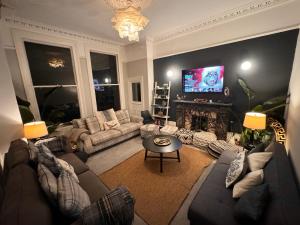 Deluxe Huge Detached House with Parking, sleeps up to 30 people, 2m from Liverpool City Centre