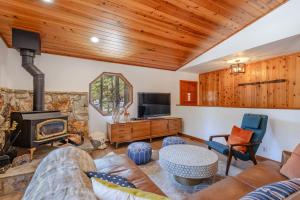 Camp Telemark by Tahoe Getaways - Pet-Friendly 3 BR in Tahoe Donner with Hot Tub & Wood Fireplace