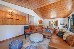 Camp Telemark by Tahoe Getaways - Pet-Friendly 3 BR in Tahoe Donner with Hot Tub & Wood Fireplace
