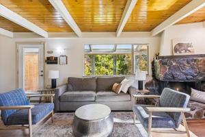 Cedar Chalet by Tahoe Getaways - Stunning 3BR with Fireplace & Pet Friendly