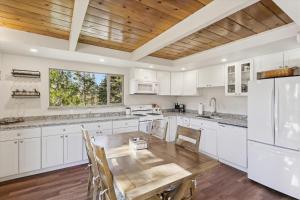 Cedar Chalet by Tahoe Getaways - Stunning 3BR with Fireplace & Pet Friendly
