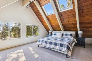 Cedar Chalet by Tahoe Getaways - Stunning 3BR with Fireplace & Pet Friendly