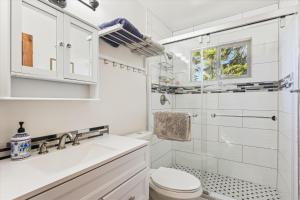 Cedar Chalet by Tahoe Getaways - Stunning 3BR with Fireplace & Pet Friendly