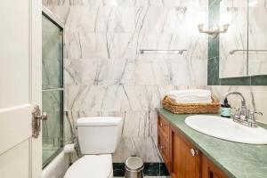 Lofty & Bright Greenwich Getaway w Private Rooftop