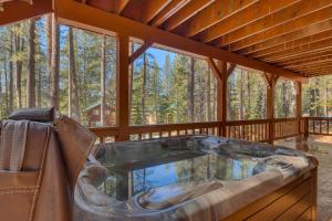 Cottonwood by Tahoe Getaways - 3BR Tahoe Donner with 2 Bonus Rooms, Hot Tub, Fireplace, Ping Pong & HOA Amenities